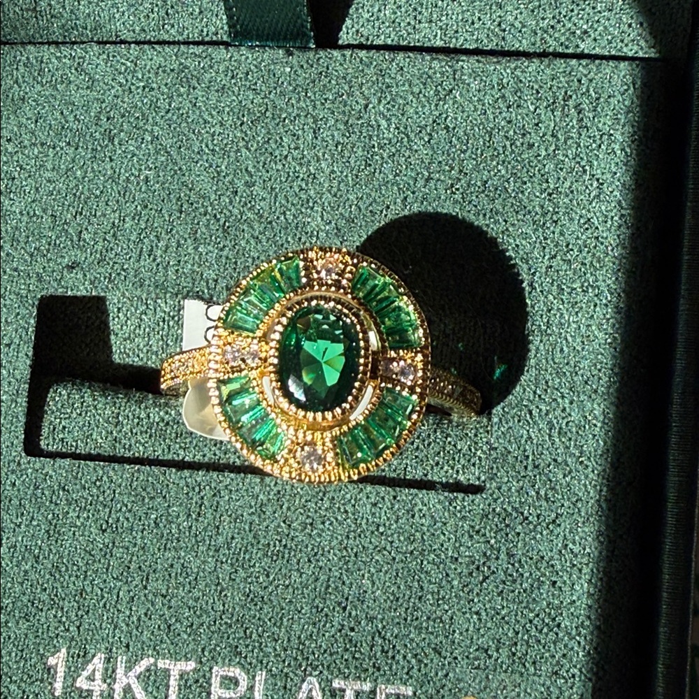 Emerald green and rhinestone Vintage look Gold Ring sz 9 - Picture 3 of 5